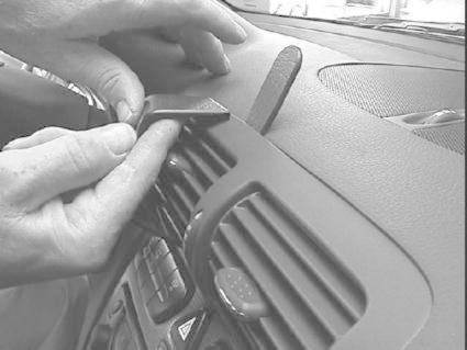 En hand justerar luftventilen på en Mercedes Benz C-Klass.