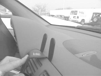 En hand justerar luftventil i en bilinteriör.