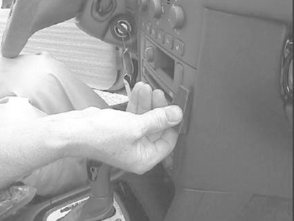 En hand justerar en del av instrumentpanelen i en Volvo S40/V40.