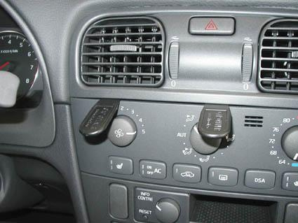 Instrumentpanel med kontroller för klimatanläggning och luftflöde.