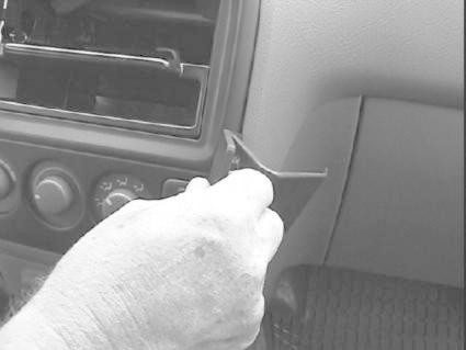 En hand som använder ett verktyg för att justera panelen i en Honda CR-V 97-01.