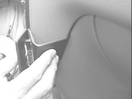 En hand justerar vinklad plastdetalj i interiören av en Honda CR-V 97-01.