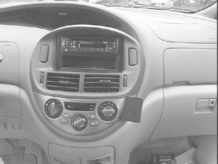 Instrumentbräda med radiodisplay och kontroller i Toyota Previa 01-06.