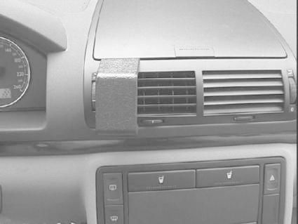 Instrumentbräda med luftventil och kontroller för klimatanläggning.