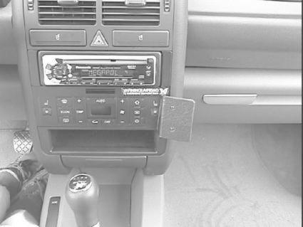Interiör av Audi A2 med radio och kontrollpanel.