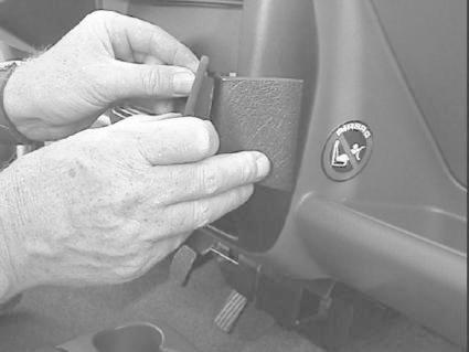 En person monterar en hållare i en bil.