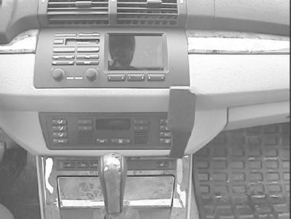 Instrumentbräda med kontroller och display i BMW X5 00-06.