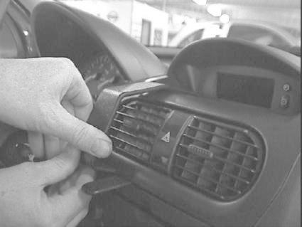 En person justerar luftventilerna i en Opel Corsa.