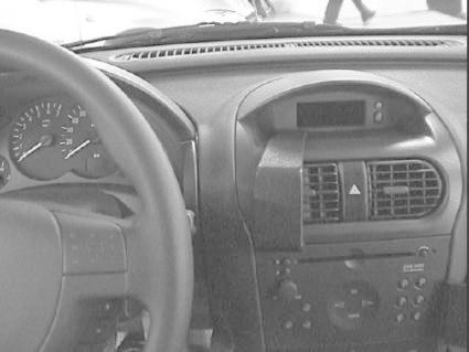 Bilden visar instrumentbrädan och klimatanläggningen i en Opel Corsa 01-06.