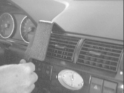 Fäste eller monteringsdel på instrumentbrädan i en Ford Mondeo.