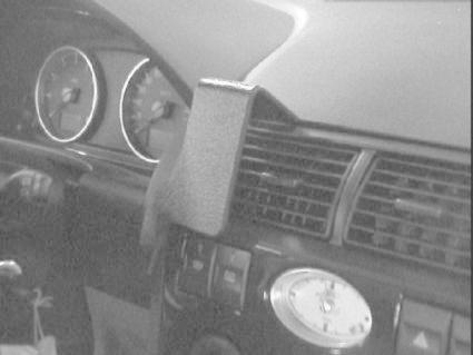 Instrumentpanel i en Ford Mondeo 01-07 med mätare och knappar.