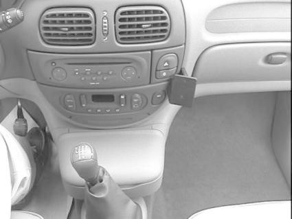 Bilde visar bilens mittkonsol med ljudsystem och växelspak.