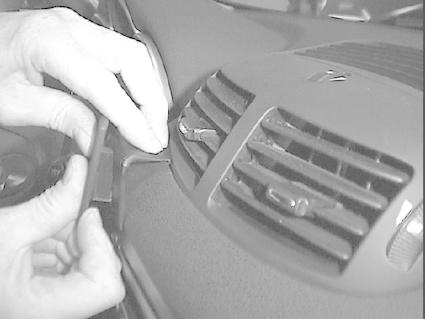 En hand justerar en del vid luftutloppet i en Alfa Romeo.