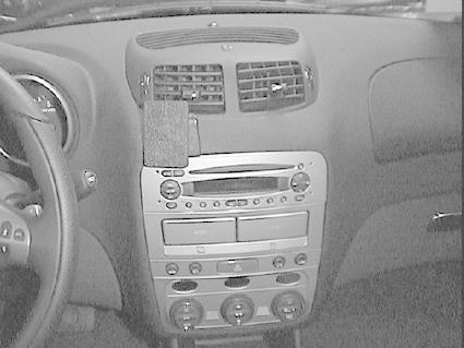 Bild visar instrumentpanelen i en Alfa Romeo 147/GT med stereo och luftutlopp.