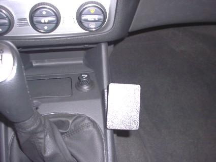 En bilinteriör med växelspak och en pedal.