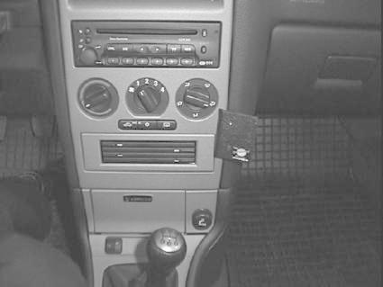 Instrumentbräda med radio och reglage för klimatanläggning.