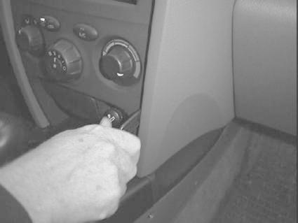 En hand justerar reglaget i Hyundai Santa Fe 01-05 interiör.