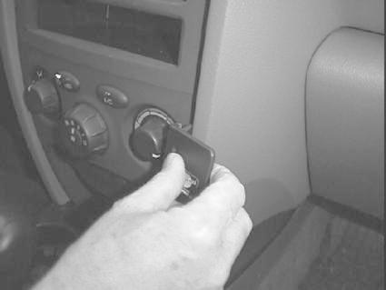 En hand vrider på tändningsnyckeln i en bil.