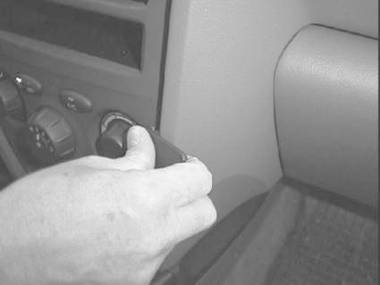 En hand justerar en kontroll på inredningen av en Hyundai Santa Fe.