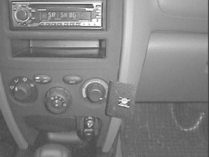 Instrumentpanel med radio, klimatanläggning och kontroller i Hyundai Santa Fe.