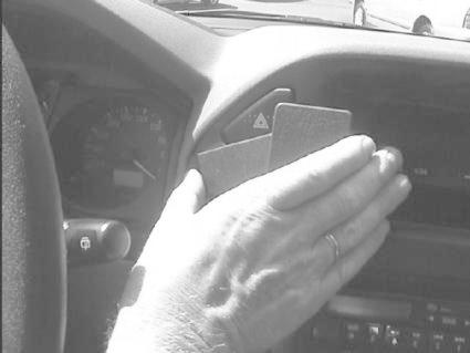 En hand som justerar instrumentpanelen i en Mitsubishi Pajero.