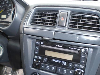 Instrumentpanel med radio och luftventiler för Subaru Impreza 01-04.