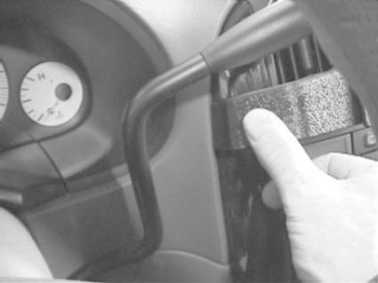 En hand justerar en ventilationsratt i en bil.