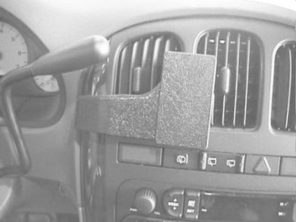 En hållare fäst vid bilens ventilationsgaller.