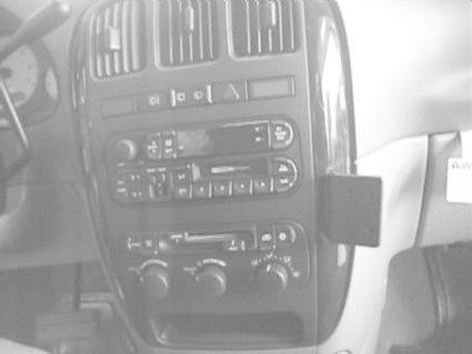 Instrumentpanel med knappar och kontroller för ljudsystem och ventilation.