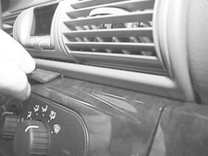 En hand justerar instrumentpanelen i en Chrysler Stratus.