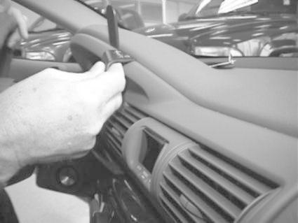 Montering av antenn på instrumentbrädan i en Chrysler Stratus.