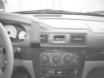 Interiör av Chrysler Stratus 01-07 med instrumentbräda och kontroller.