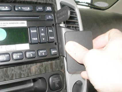 Monteringsbygel för radio i Ford Maverick, enkel installation.