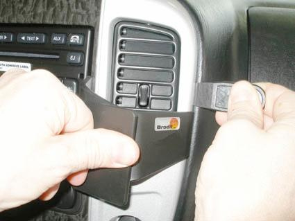 Montering av ProClip bygel i Ford Maverick. Händer fäster klipp.