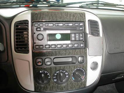 En bilinteriör med radio och kontroller.