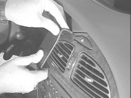 En person monterar en del på luftventilerna i en Citroen C5.