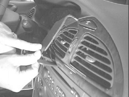 Montering av en komponent i Citroen C5:s luftventil.