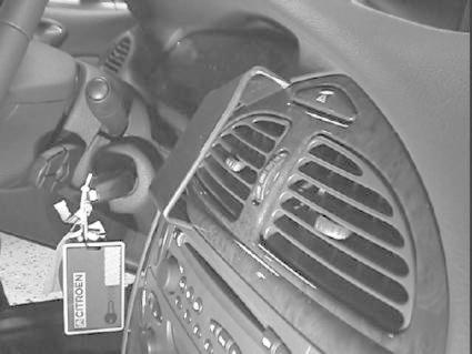 Instrumentbräda med luftrenare och kontroller i Citroën C5.