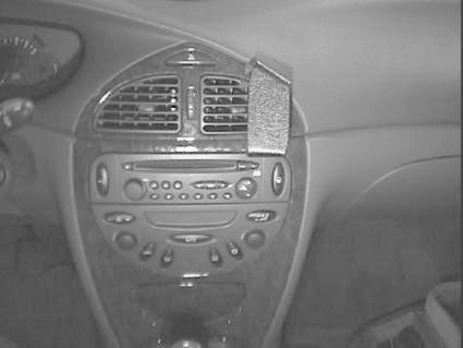 Instrumentbräda med stereon och kontroller i en Citroen C5 01-05.