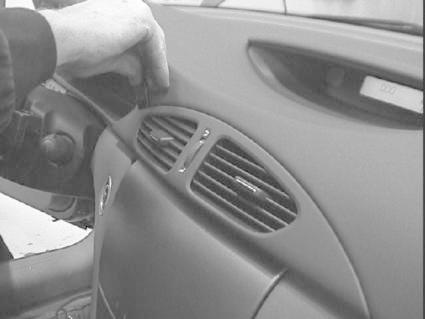 En hand justerar luftventilen i en Renault Laguna 01-04.