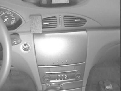 Instrumentbräda med luftventiler och kontroller i Renault Laguna 01-04.