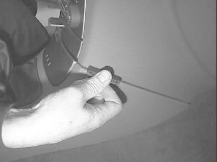 En hand som håller en del av Renault Laguna, möjligtvis en antenn.