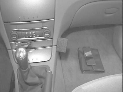 Interiör av en Renault Laguna, mittkonsol och växelspak.