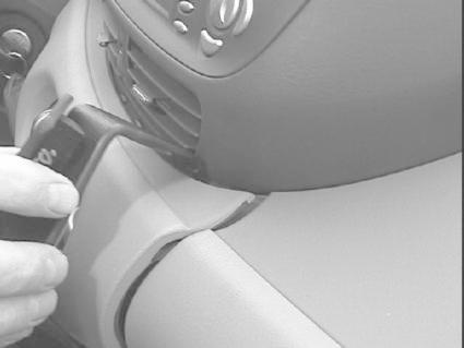 Montering av en bygel på instrumentbrädan i en Nissan Almera Tino.