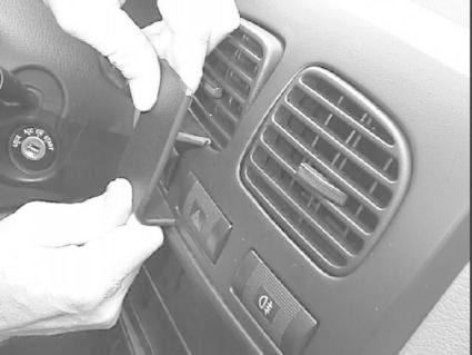 Montering av fäste till Kia Rio 01-05, centrerad på instrumentpanelen.