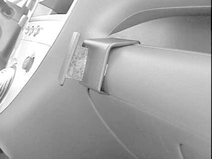 En del av bilens interiör, troligtvis en hållare eller infästning.