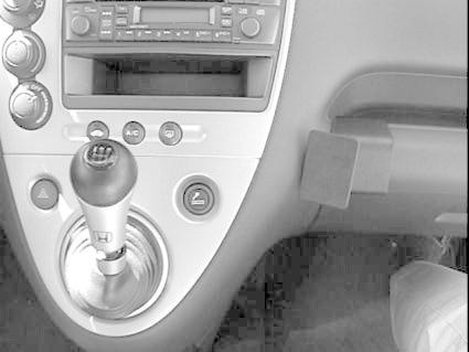 Förarmiljö med växelspak och audiohandkontroller.