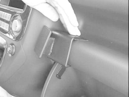 Monteringsbygel för Honda Stream, vinklad design som fästs på instrumentpanelen.