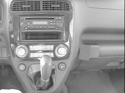En bild av bilens mittkonsol med stereo och växelspak.