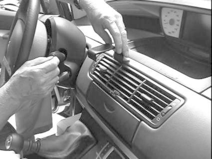 Man arbetar med luftventiler i Citroen C8s instrumentbräda.